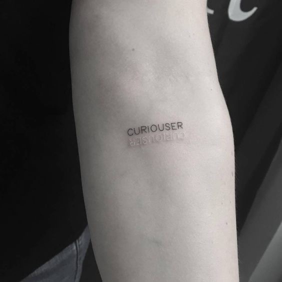 curiouser and curiouser significado - tatuaje curiouser